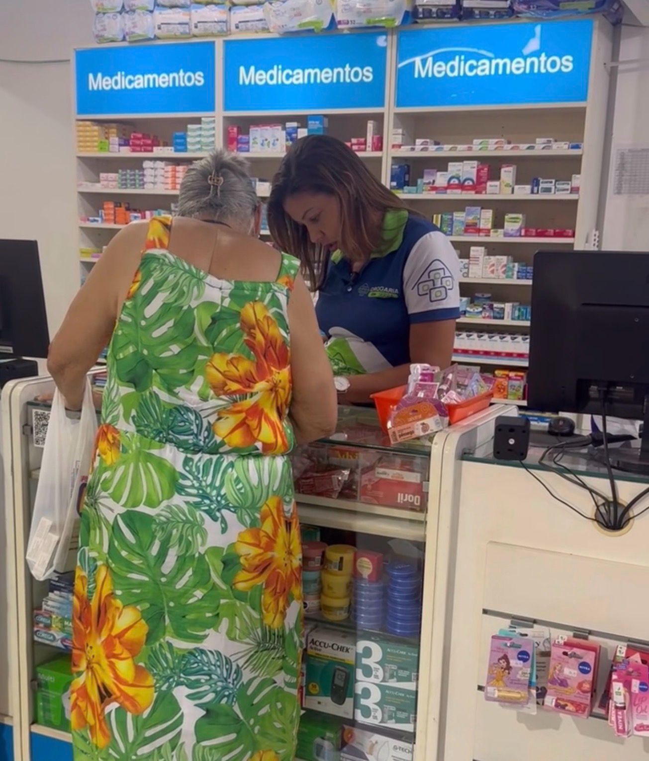 Atendimento personalizado no balcão de medicamentos